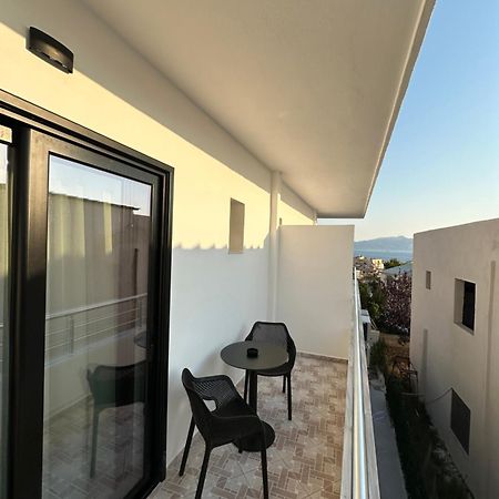 Io'S Apartments Sarandë Esterno foto